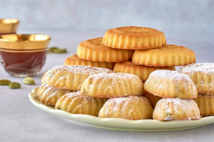 طبق ملئ بالمعمول الشهي