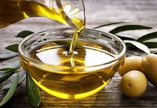 زيت زيتون يتم صبه في إناء